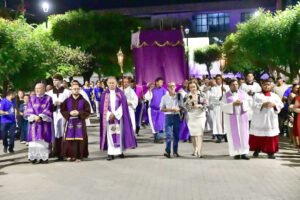 Na noite desta quinta-feira (26-03), a comunidade sobralense se reuniu na Sé Catedral para a San (3)