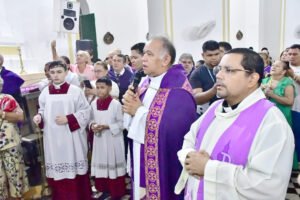 Na noite desta quinta-feira (26-03), a comunidade sobralense se reuniu na Sé Catedral para a San (7)