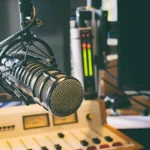 Rádio supera redes sociais em confiança para 62% do público, aponta pesquisa